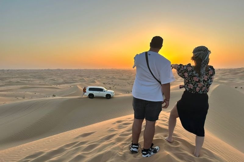 An enjoyable afternoon in the backseat of a luxury 4×4 out on the desert sands!